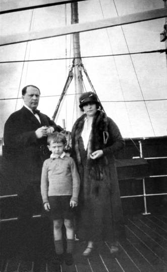 Алексей Толстой и Наталья Крандиевская с сыном Никитой