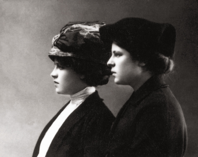 Наталья Крандиевская с сестрой Дюной. Ок. 1910